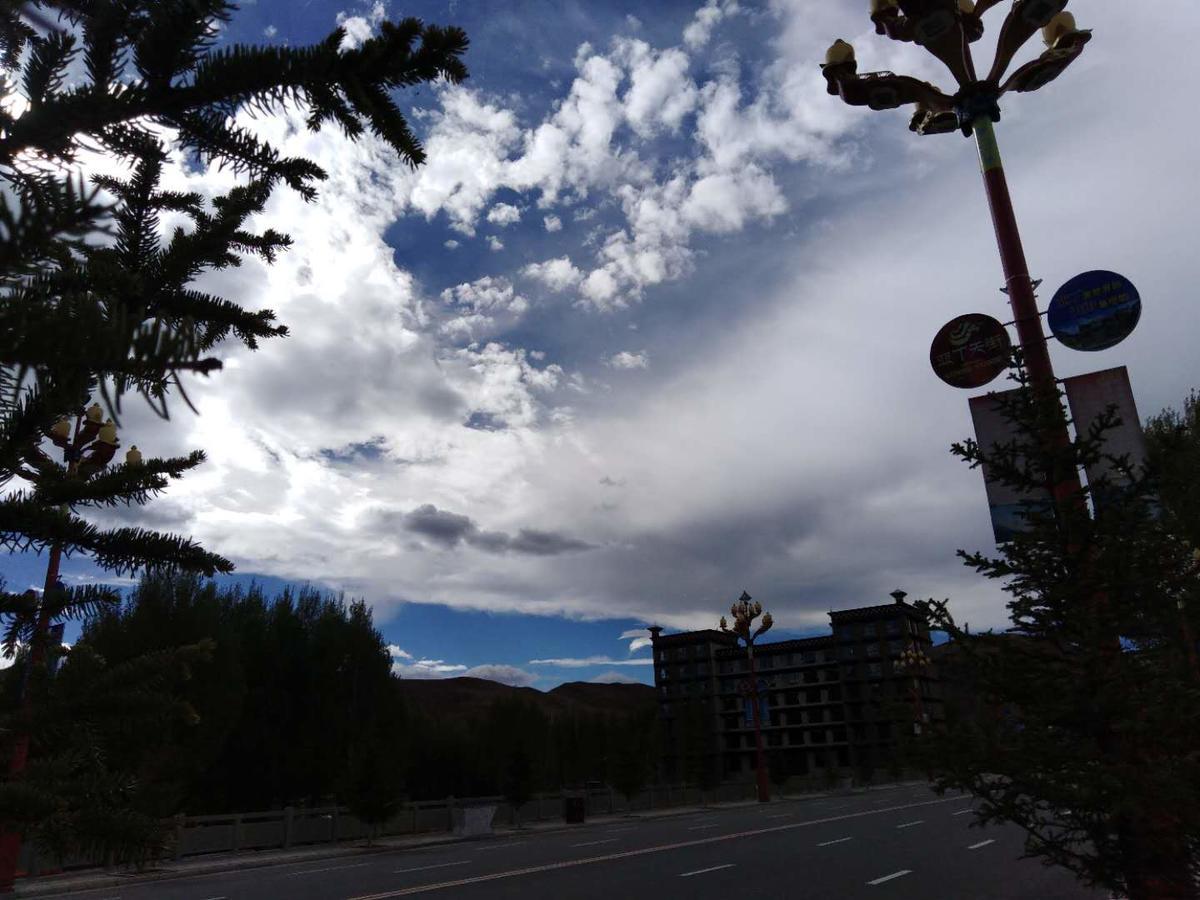 Zishuo Zihua Guest House Daocheng Exterior photo