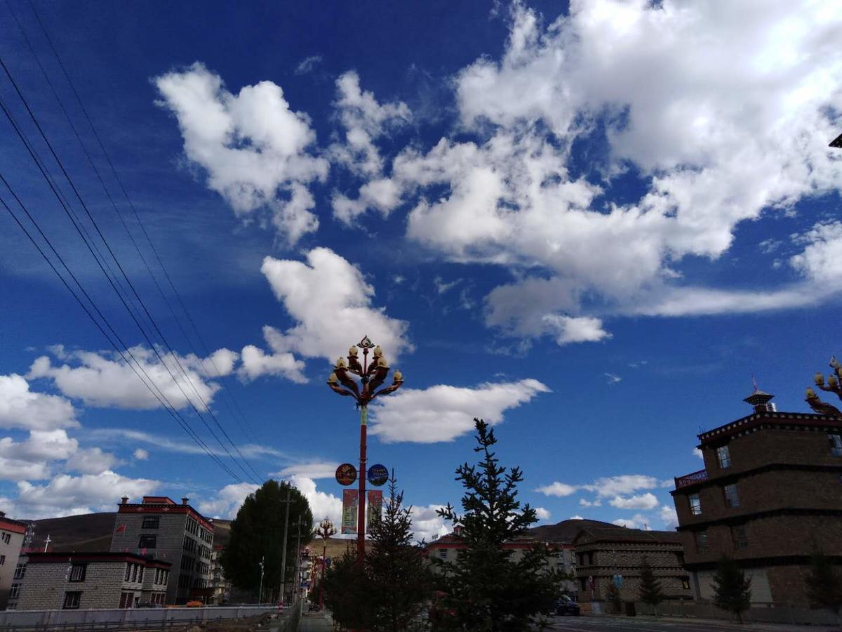 Zishuo Zihua Guest House Daocheng Exterior photo